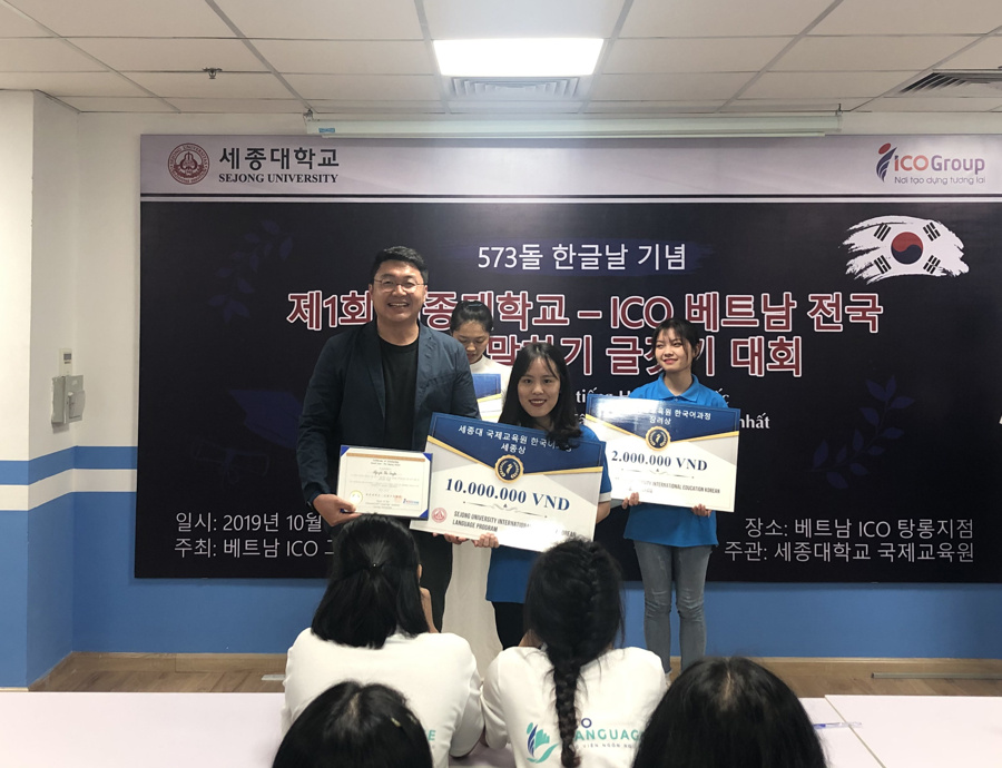 Thầy Kim Hong Sang trao giải cho học viên đạt thành tích xuất sắc nhất